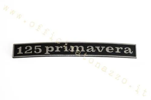 Targhetta posteriore 125 Primavera per Vespa VMA2T, 147×17 mm con due pioli a interasse 110 mm. Verificare la foratura.
