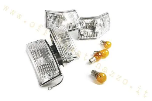 Kit BGM ORIGINAL con quattro frecce, lenti bianche, cornici cromate e lampadine per Vespa PX e T5. Set completo con omologazione E-mark.