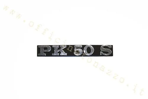 Emblema Olympia 1195631 in alluminio con scritta PK 50 S, due perni e interasse circa 80 mm. Riferimento Piaggio comparativo 195631.