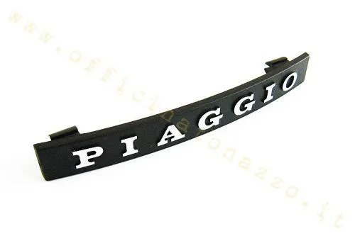 Targhetta con scritta Piaggio per il copristerzo di Vespa PX, PE, PX Arcobaleno e T5. Verificare sagoma e fissaggio della mascherina installata.