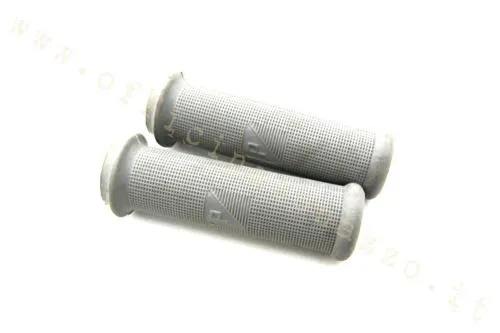 Coppia manopole Ariete grigie 21/21 mm per Vespa VB1, VBA, VBB, GS 150, GS 160 e VNB3-VNB6 con tubi comando compatibili.