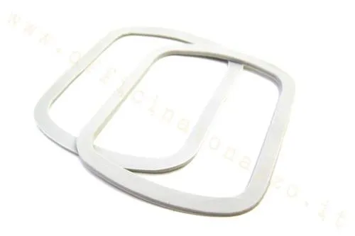 Guarnizione di appoggio 72x62 mm per la base del contachilometri delle Vespa 125 costruite dal 1951 al 1955. Confrontare sagoma e misure.