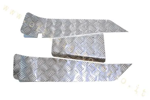 Kit pedane SIP 50211000 in alluminio anodizzato argento, superficie mandorlata e tre elementi per Vespa PK 50-125 compatibili.