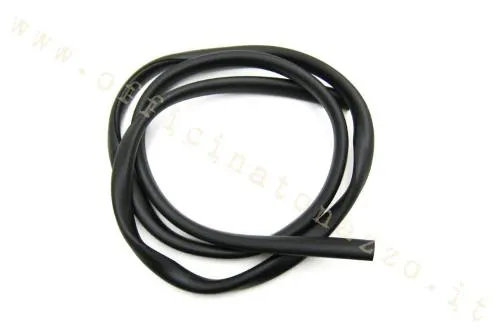 Profilo Ariete 08973 in gomma nera per bordo scudo anteriore di Vespa 50 N/L/R/Special, 90, Primavera ed ET3 compatibili.