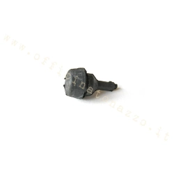 Tampone di scontro medio in gomma da 6 mm per sportello motore Vespa 50, 90, Primavera ed ET3. Verificare altezza e sede.