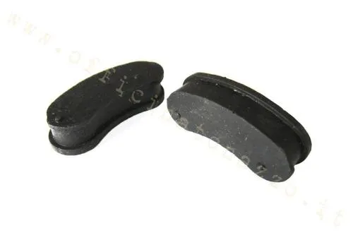 Tappo in gomma F.A. Italia per feritoia volano Vespa 50, versione grande per apertura lunga circa 40-40,5 mm. Verificare forma e misura.