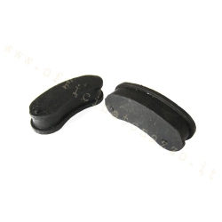 Tappo in gomma F.A. Italia per feritoia volano Vespa 50, versione grande per apertura lunga circa 40-41 mm. Verificare la misura del foro.