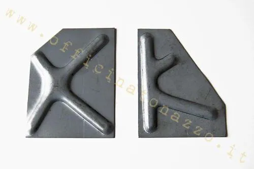 Coppia di triangoli di rinforzo pedana per Vespa 50, 125 Primavera ed ET3. Verificare sagoma e punti di applicazione sul telaio.