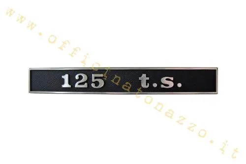 Targhetta posteriore 125 t.s. nera e cromata per Vespa 125 TS VNL3T. Misura 132x17 mm, due perni con interasse 110 mm.