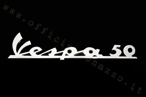 Scritta anteriore Vespa 50 con tre pioli e distanza complessiva tra i fori di 120,79 mm. Verificare foratura e profilo sullo scudo.