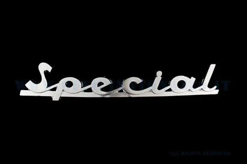 Targhetta posteriore Special cromata a quattro perni per Vespa 50 Special prima serie. Interasse estremo dichiarato 110,49 mm; verificare i fori.