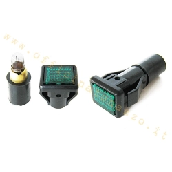 Spia verde controllo luci per coprimanubrio Vespa P e PX-PE prima serie. Verificare corpo, innesto e portalampada prima del montaggio.