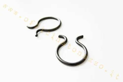 Anello elastico singolo per il bloccaggio delle ganasce sui freni a tamburo Vespa. Verificare profilo, cava del perno e quantità richiesta.