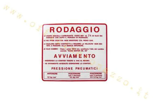 Adesivo rosso Piaggio GRA04 con dicitura Vespa Rodaggio 2%, per completare restauri e allestimenti con grafica corrispondente.