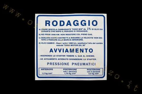 Adesivo blu con norme di rodaggio e miscela al 2% per Vespa 180 Rally. Riproduzione destinata al ripristino della grafica del veicolo.