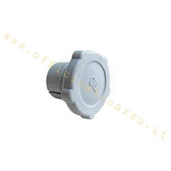 Tappo grigio OIL per il serbatoio del miscelatore separato su Vespa PX Lusso, T5 e Rally compatibili. Riferimento Piaggio 102585 comparativo.