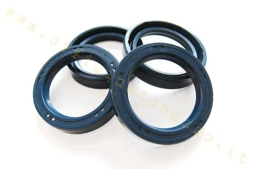 Paraolio 27x37x7 mm per mozzo ruota posteriore Vespa. Riferimento comparativo Piaggio 046699; controllare misura e sede prima del montaggio.