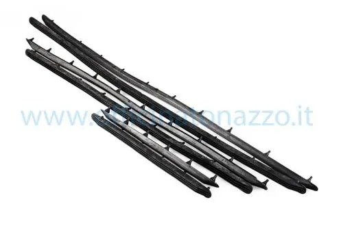 Kit di sei strisce pedana in gomma nera per Vespa 50 N e R predisposte per i listelli in gomma. Verificare fori e lunghezze prima del montaggio.