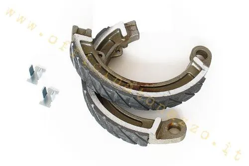 Ganasce freno anteriori Newfren GF0162FTR scanalate, misura 125×17 mm, per Vespa Smallframe e Wideframe con tamburo compatibile.