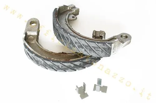 Ganasce anteriori Newfren GF0024FTR scanalate, 150×25 mm, per Vespa GT, GTR, TS, GL, Sprint, GS, SS e Rally con tamburo compatibile.