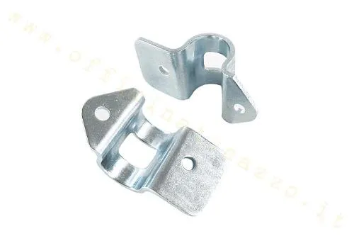 Coppia di staffe 6185 per cavalletto centrale da 22 mm di Vespa PK 50 e PK 125. Riferimenti comparativi Piaggio 233120 e 216252.