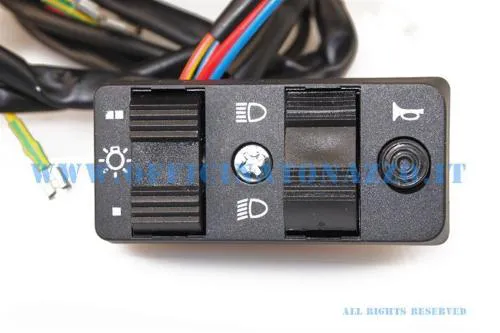 Devioluci Grabor 215668 a 9 fili e terminali Faston per Vespa PX125 E, PX150 E e PX200 E di transizione. Funzione di apertura; verificare cablaggio.