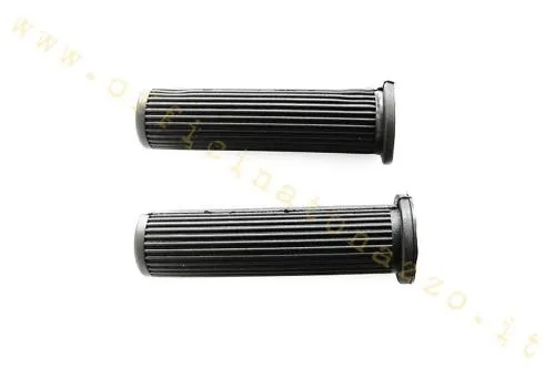 Coppia manopole Ariete 01626/V nere per Vespa PX Arcobaleno con tubi comando Ø24 mm. Verificare diametro e lunghezza prima del montaggio.