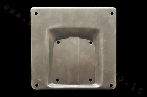 Portatarga rialzato in ferro per Vespa 125 Primavera ed ET3, per targhe quadrate di vecchio formato da circa 170x170 mm.