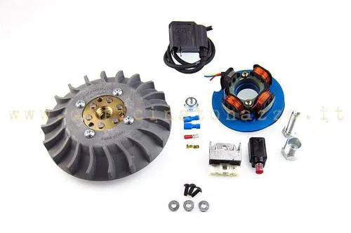 Accensione Parmakit 57018.22 per Vespa Smallframe: cono 20, anticipo variabile, 12 V/90 W e volano integrale da 1,700 kg con ventola grigia.