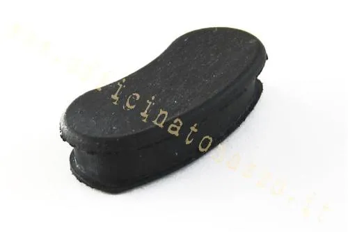 Tappo CIF per feritoia copriventola Vespa ET3 e PX seconda serie, lunghezza fessura 38 mm. Confrontare misura e profilo prima del montaggio.