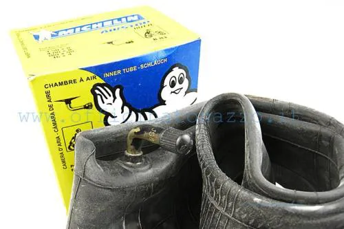 Camera d'aria Michelin 8B3 per pneumatici 3.50-8 e 4.00-8. Valvola metallica 1202 con uscita a 90° per cerchi da 8 pollici.