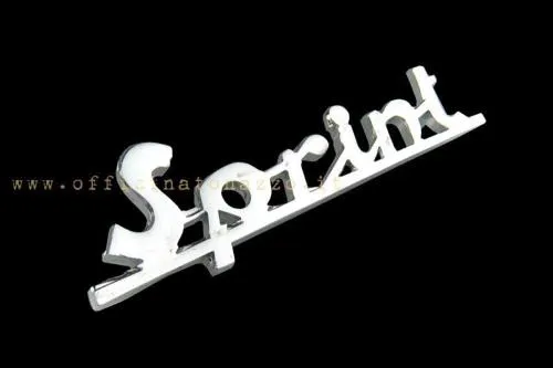 Targhetta Sprint CIF 5735-A in alluminio cromato, 80x24 mm, con due perni e interasse 64,58 mm per Vespa 150 Sprint e Sprint Veloce.