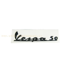 Scritta Vespa 50 CIF 3379 in PVC nero, adesiva e lunga 130 mm. Ricambio per scudo anteriore Vespa 50 N, L e R, riferimento Piaggio 090494.