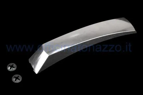Cresta F.A. Italia in alluminio lucidato per parafango anteriore Vespa PX e PE. Verificare interasse e fissaggi prima del montaggio.
