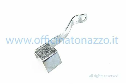 Staffa fermaguaine cambio per Vespa PX, riferimento fornitore 01082385 ed equivalente Piaggio 82385. Verificare piega e fissaggio sul motore.