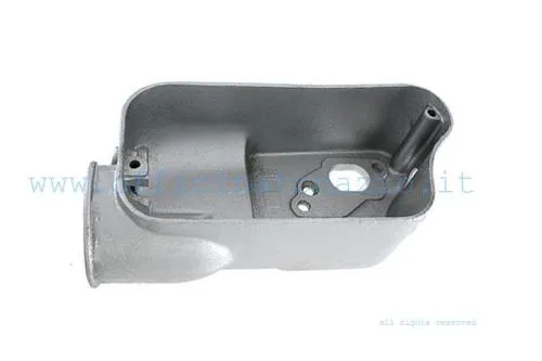 Scatola carburatore Bajaj in alluminio grezzo per carburatori SI senza miscelatore. Compatibile con diverse Vespa PX e largeframe classiche; sui motori 200 i passaggi di aspirazione devono essere raccordati alla configurazione del carter e del carburatore