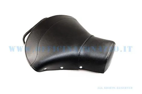 Sella monoposto nera con borchie e cuciture per Vespa VNA, VNB, VBA, VBB, GT, GTR, GL, Sprint, TS, Rally, GS, SS e PX compatibili.