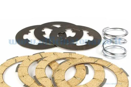 Kit frizione Newfren con 4 dischi in sughero, 3 dischi condotti e molla rinforzata per Vespa 50, 90, Primavera, ET3 e PK compatibili.