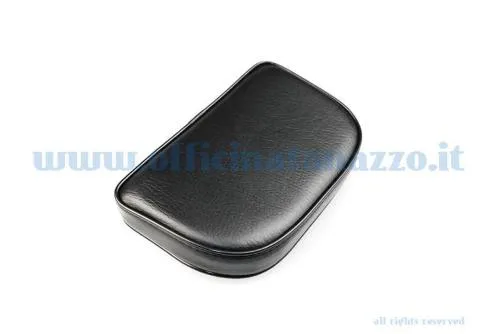 Cuscino nero SIP per schienale portapacchi Vespa, circa 21x13x3,5 cm e interasse viti 80 mm. Verificare la staffa prima dell'ordine.