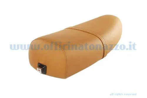 Sella biposto DIEFFE 79019000 marrone arancio RAL 8023 per Vespa PX e PE, con base plastica, anima in schiuma, serratura e cinghia.