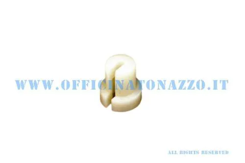 Terminale corto in plastica per guaine gas o cambio nel manubrio Vespa PX. Lunghezza 15 mm e riferimento Piaggio equivalente 139912.