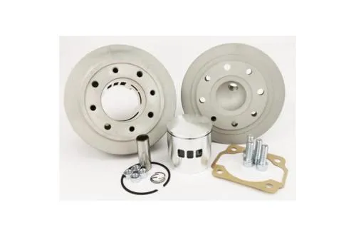Gruppo termico Pinasco 25030790 in alluminio Ø55 mm per Vespa 125 Primavera ed ET3, con sette travasi, testa a otto fissaggi e pistone monofascia.