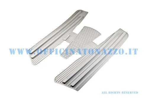 Tappetino centrale in gomma grigia per pedana Vespa Largeframe compatibili, sagomato per il tunnel e destinato al fissaggio con profili e viti adatti.