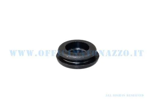 Tappo posteriore in gomma per scatola carburatore Vespa PX. Chiude l'apertura di servizio; confrontare sagoma e sede prima del montaggio.
