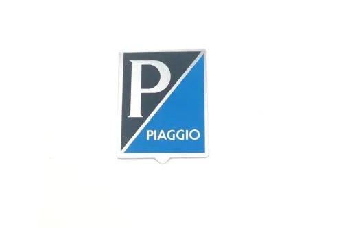 Scudetto anteriore adesivo in alluminio 36 x 46 mm per Vespa 125 d'epoca. Confrontare grafica, misura e tipo di fissaggio prima dell'acquisto.
