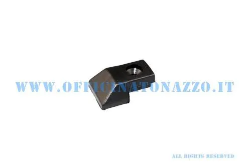 Puntale nero in plastica con foro passante per le estremità delle strisce pedana Vespa PX. Variante distinta dal terminale senza foro.