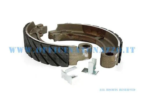 Ganasce posteriori Newfren FTR GF0160FTR da 127x28 mm per Vespa 125 e 150 Super con ruota e tamburo da 8 pollici.