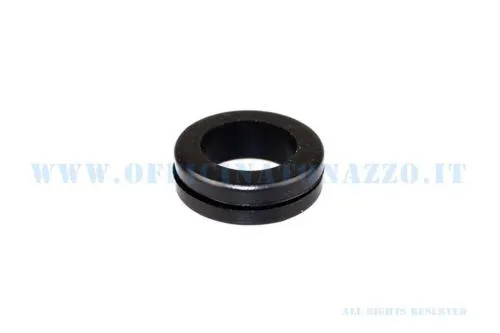 Passacavo Ariete 3976 per tubo benzina Vespa 150 GS VS1T-VS5T. Gommino con foro 17 mm, esterno 25 mm e spessore 8 mm.