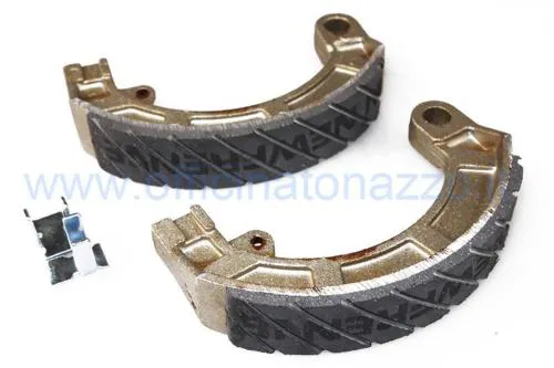 Ganasce posteriori Newfren GF0159 FTR scanalate, diametro 150 mm e larghezza 24 mm, per Vespa 50, Primavera, ET3 e PK compatibili.