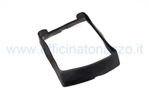 Guarnizione nera per fanale posteriore Vespa PX e PE prima serie fino al 1983. Verificare profilo, fori e gruppo ottico prima del montaggio.